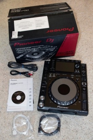  Pioneer DJ CDJ-2000 Nexus Set: 2x CDJ-2000 Nexus, 1x DJM-900-NXS, 1x HDJ-1500-K